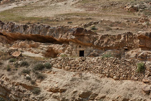 Печери, у яких християнських мудреці де життя в минулому, Ізраїль — стокове фото