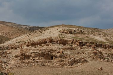 Hangi Hıristiyan bilgelerin mağaralar geçmişte İsrail yaşayan nerede