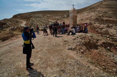 Kudüs - 10.04.2017: Bir grup insan içinde mountais trekking