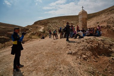 Kudüs - 10.04.2017: Bir grup insan içinde mountais trekking