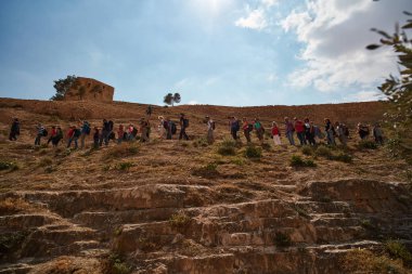 Kudüs - 10.04.2017: Bir grup insan içinde mountais trekking