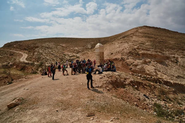Gerusalemme - 10.04.2017: Gruppo di persone trekking in montagna — Foto Stock