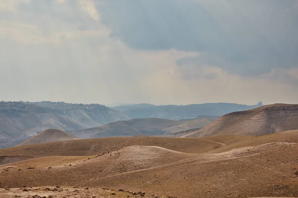 Свет падает через облака в израильских горах — стоковое фото