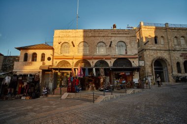 Kudüs - 04.04.2017: Turist yürüyüş yalak Jerusalem Pazar 