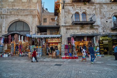 Kudüs - 04.04.2017: Turist yürüyüş yalak Jerusalem Pazar 
