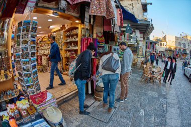 Kudüs - 04.04.2017: Turist yürüyüş yalak Jerusalem Pazar 