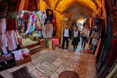 Kudüs - 04.04.2017: Turist yürüyüş yalak Jerusalem Pazar 