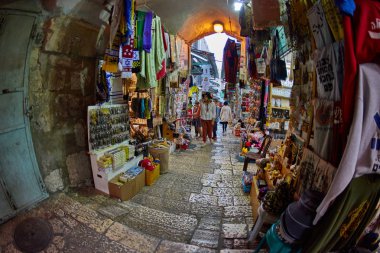 Kudüs - 04.04.2017: Turist yürüyüş yalak Jerusalem Pazar 