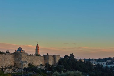 Kudüs - 01.05.2017: Akşam Jerusalem şehir cadde görünümü