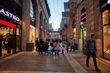 Kudüs - 01.05.2017: Akşam Jerusalem şehir cadde görünümü