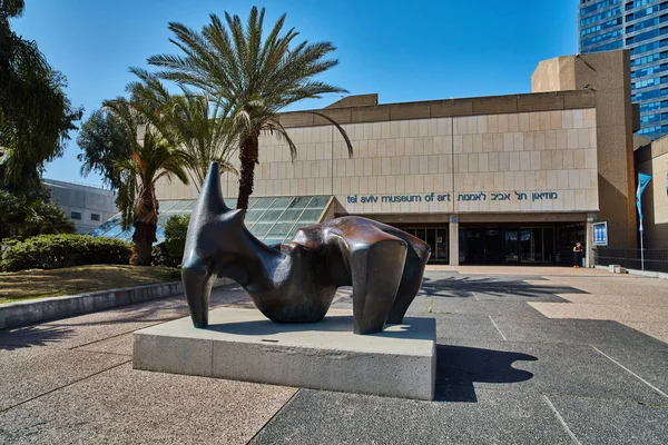 Tel Aviv - 10.02.2017: Tel Aviv Kunstmuseum buitenkant en kunst monu — Stockfoto