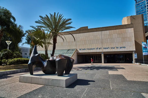 Tel Aviv - 10.02.2017: Tel Aviv Kunstmuseum buitenkant en kunst monu — Stockfoto