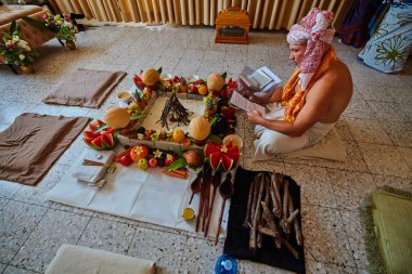 Tel Aviv - 10.05.2017: Vedik geleneksel Hare Krishna rahip con
