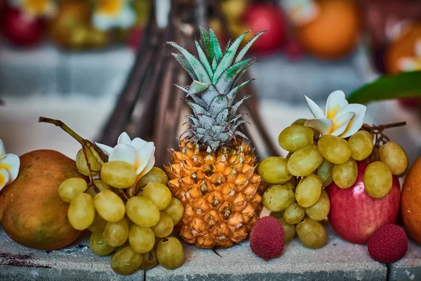 Güzel meyve ile arka plan bulanık düzenlenmiş