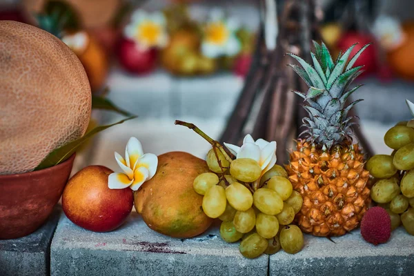 Güzel meyve ile arka plan bulanık düzenlenmiş