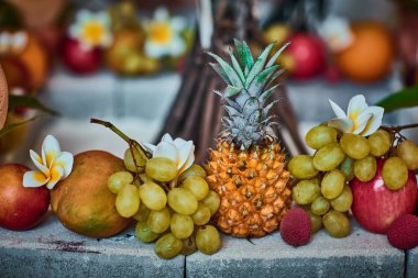 Güzel meyve ile arka plan bulanık düzenlenmiş