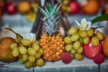 Güzel meyve ile arka plan bulanık düzenlenmiş