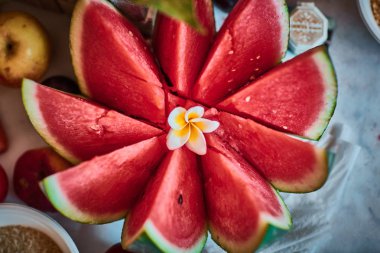 Güzel dilimlenmiş meyve ile arka plan bulanık düzenlenmiş