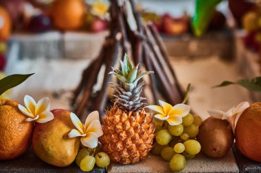 Güzel meyve ile arka plan bulanık düzenlenmiş