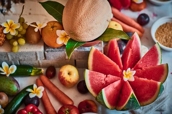 Güzel dilimlenmiş meyve Vedik düğün için düzenlenmiş