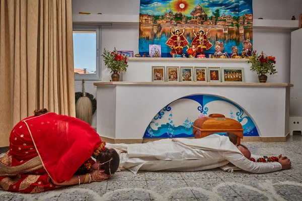 Tel Aviv - 10.05.2017: Las personas Hare Krishna ofrecen reverencias en t —  Fotos de Stock