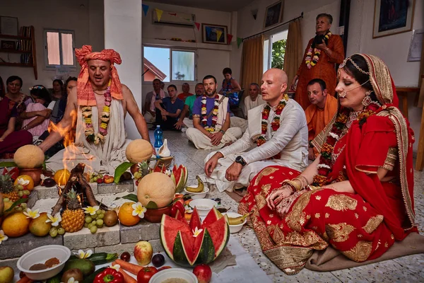 テルアビブ - 10.05.2017: ヴェーダの伝統的なハレ ・ クリシュナ ta 結婚式 — ストック写真