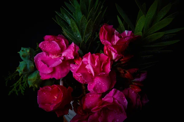 Kytice - různých květin, studio s černým pozadí — Stock fotografie