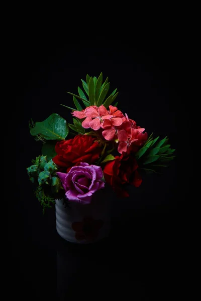 Ramillete - variedad de flores, plano de estudio con fondo negro —  Fotos de Stock