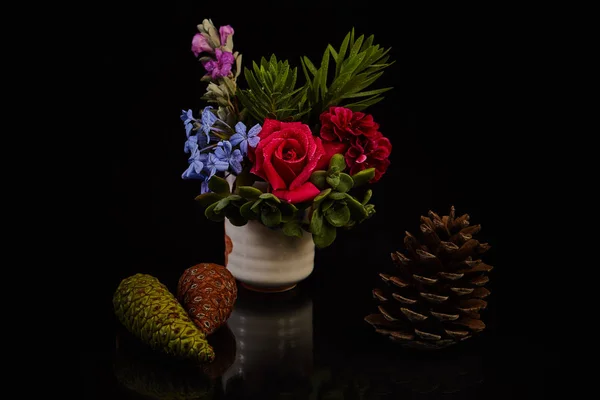 Bouquet - verscheidenheid van bloemen, studio opname met zwarte achtergrond — Stockfoto