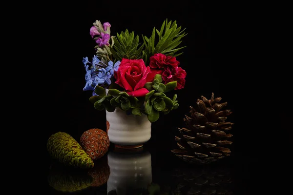 Buquê - variedade de flores, estúdio filmado com fundo preto — Fotografia de Stock