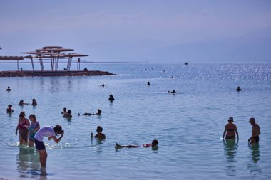 Ölü Deniz - 24.05.2017: Dead sea, Israel, turist w içinde yüzmek