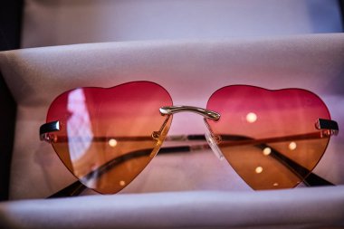 Vintage renkli Güneş gözlükleri