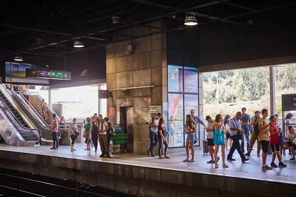 Тель-Авив - 10.04.2017: Люди ждут на вокзале — стоковое фото