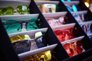 Vintage renkli Güneş gözlükleri