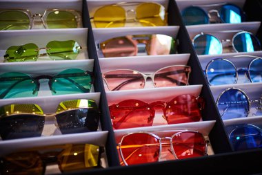 Vintage renkli Güneş gözlükleri