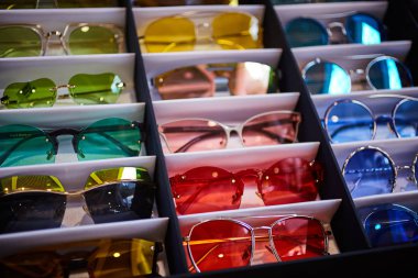 Vintage renkli Güneş gözlükleri