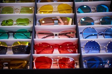 Vintage renkli Güneş gözlükleri