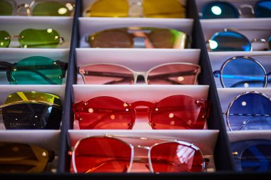 Vintage renkli Güneş gözlükleri