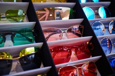 Vintage renkli Güneş gözlükleri