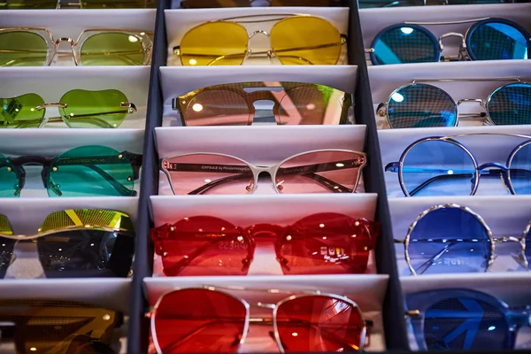 Retro barevné sluneční brýle — Stock fotografie