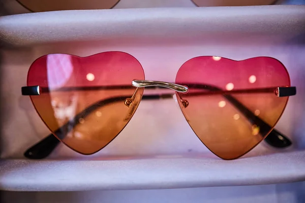 Εκλεκτής ποιότητας πολύχρωμα γυαλιά ηλίου — Φωτογραφία Αρχείου