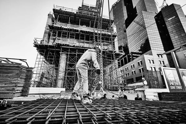 Tel-Aviv - 9 de diciembre de 2016: Un trabajador en una construcción con —  Fotos de Stock