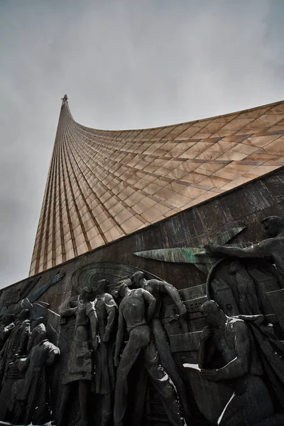 "Monumento de Stella en Moscú para cosmonáuticos y científicos — Foto de Stock