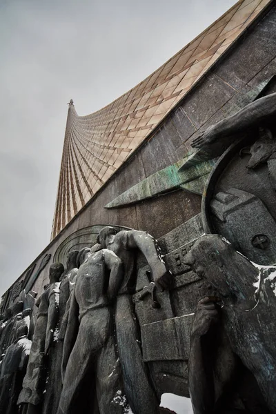 "Monumento de Stella en Moscú para cosmonáuticos y científicos — Foto de Stock
