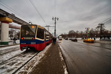 20.04.2017: insanlar bekler Mo Merkezi elektrikli tren için