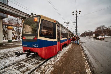 20.04.2017: insanlar bekler Mo Merkezi elektrikli tren için