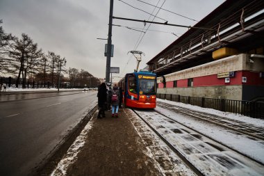 20.04.2017: insanlar bekler Mo Merkezi elektrikli tren için