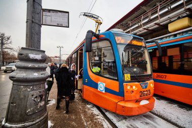 20.04.2017: insanlar bekler Mo Merkezi elektrikli tren için