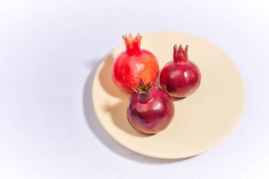 Nar beyaz arka planda, stüdyo vurdu