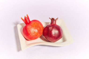 Nar beyaz arka planda, stüdyo vurdu